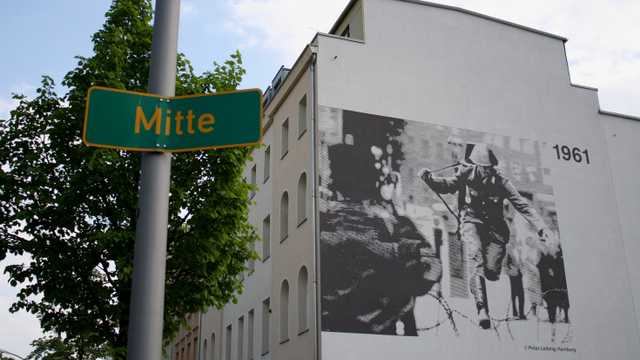 mitte berlin office coworking desk